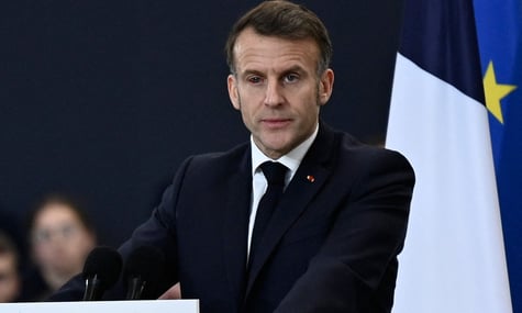 «Око тигра»: Макрон прийшов на нараду в сонцезахисних авіаторах після того, як він виступав із почервонілим оком