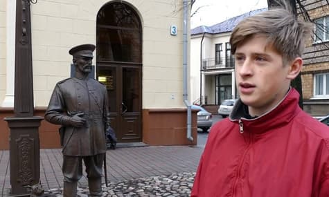Міліціонери Білорусі змусили підлітка вибачитись через ляпас пам'ятнику