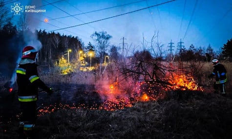 Підпалив сухостій і згорів сам. На Київщині чоловік загинув на власній ділянці через спалювання трави