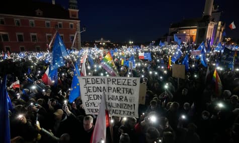 Тысячи людей в Польше протестуют против решения о приоритете законодательства страны над правом ЕС