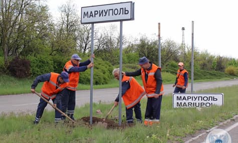 Окупанти, зруйнувавши Маріуполь, почали встановлювати там російськомовні дороговкази