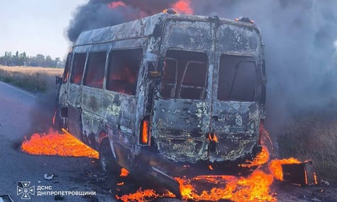 росіяни вдарили по рейсовому мікроавтобусу на Дніпропетровщині — автобус повністю згорів, є постраждалі