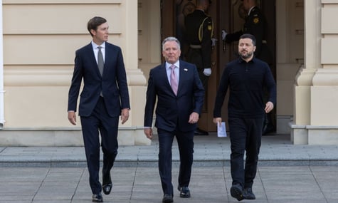 Посланці президента США Джаред Кушнер (ліворуч) та Стів Віткофф під час зустрічі з українським президентом Володимиром Зеленським Посланці президента США Джаред Кушнер (ліворуч) та Стів Віткофф під час зустрічі з українським президентом Володимиром Зеленським