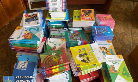 На Харківщині правоохоронці вилучили понад пів тисячі російських підручників, які завезли окупанти