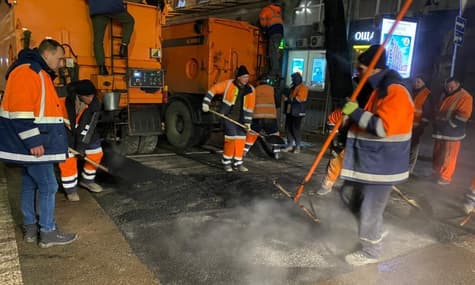 Провал асфальту в центрі Києва: рух бульваром Шевченка відновили