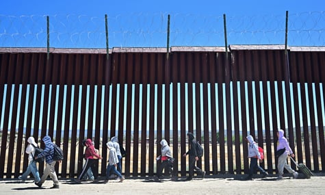 ЛГБТ-жінку депортували зі США в Марокко, де за гомосексуальність карають в'язницею. Раніше суд дозволив їй лишитись