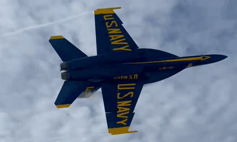 «Це звук свободи!». У США не буде покарань для пілотів F-18, які на наднизькій висоті пролетіли над переповненим пляжем