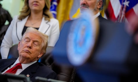 Президент США Дональд Трамп з закритими очима під час брифінгу в Овальному кабінеті, 6 листопада 2025 року Президент США Дональд Трамп з закритими очима під час брифінгу в Овальному кабінеті, 6 листопада 2025 року