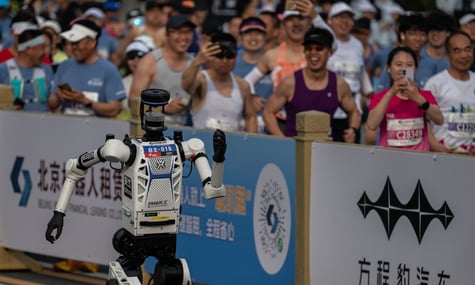 Люди програли гуманоїдам? У Пекіні робот лідирував у півмарафоні, побивши світовий рекорд