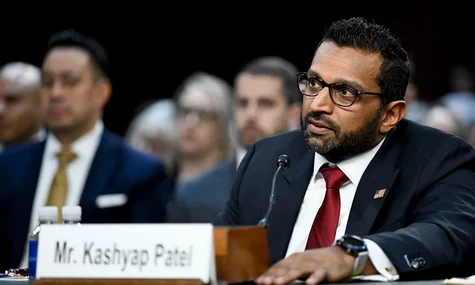 Пов’язані з Іраном хакери зламали пошту голови ФБР та опублікували фотографії, де він курить сигари та позує з ромом — Reuters