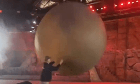 Працівник Walt Disney World намагається зупинити 180-кілограмовий реквізитний валун, що покотився на глядачів Працівник Walt Disney World намагається зупинити 180-кілограмовий реквізитний валун, що покотився на глядачів