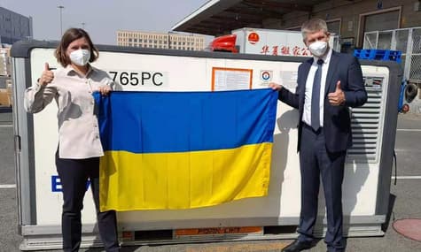 В Украину из Китая отправили первую партию вакцины CoronaVac. Степанов говорит, что в ней будет 200 тысяч доз