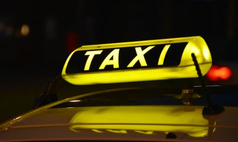 У Варшаві таксист обдурив літню українку: 15-хвилинна поїздка вартувала їй сотні злотих