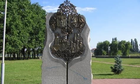 В РФ возмутились из-за демонтажа памятника «дружбы Киева и Москвы». «Дружба на танках не строится» — ответили в Украине