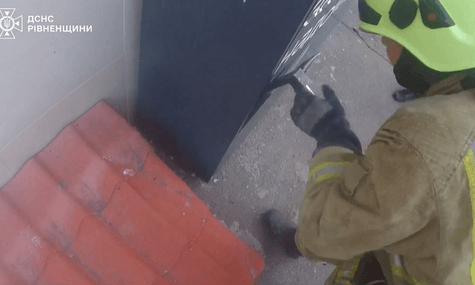 У Рівному рятувальники визволяли дівчину, яка опинилася зачиненою в поштоматі (ВІДЕО)