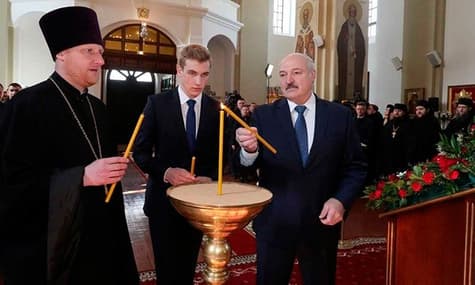 «Мы вирусы переживаем каждый год»: Лукашенко сходил на Пасху в храм, потому что это святое