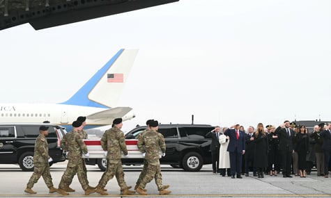 Fox News перепросив за старе відео з Трампом під час репатріації тіл загиблих військових. Насправді він не зняв головного убору