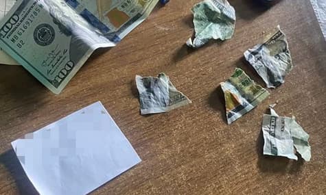 Чиновница на Львовщине пыталась съесть взятку, которую требовала у военного — ДБР