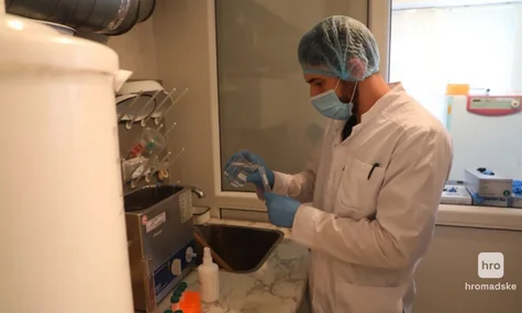 На одного фахівця — близько 100 експертиз одночасно. У МВС розповіли про навантаження на центри, де ідентифікують тіла