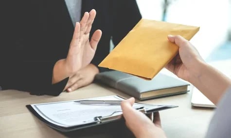 Більш як половина українців бачить позитивні зрушення в боротьбі з корупцією — опитування