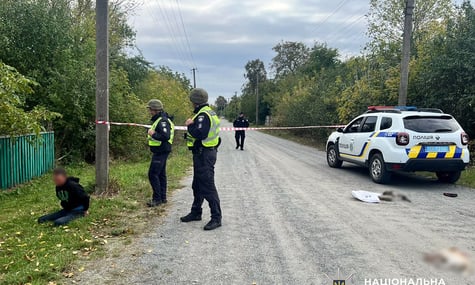 На Житомирщині чоловік вбив свою доньку, дружину, котів і собаку через сімейну сварку. Він поранив і сусідку — поліція