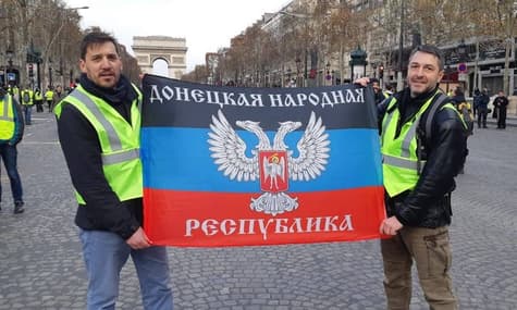 Під час протестів у Парижі прихильники бойовиків показали прапор «ДНР»