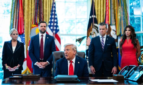 Ілюстративне фото. Президент США Дональд Трамп разом зі своєю адміністрацією