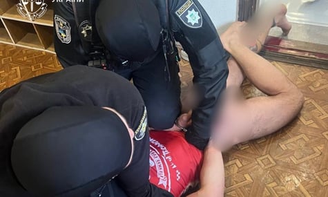 У Києві дитячого тренера із джиу-джитсу підозрюють у сексуальному насильстві над 11-річною дівчинкою. Він під вартою