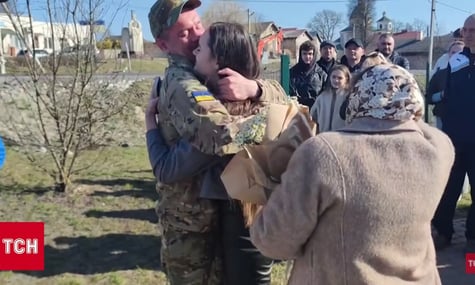 Мама побачила вперше після полону. На Львівщині зустріли Назара Далецького — захисника, що вважався загиблим