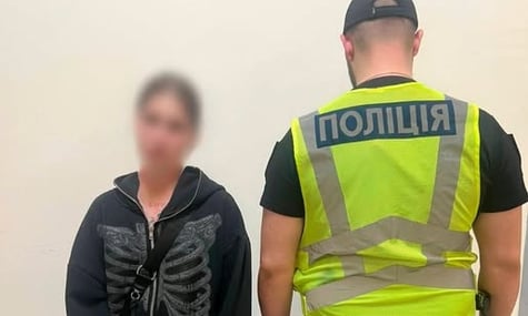 У Києві дівчина вдарила військового пляшкою по голові через зауваження — поліція