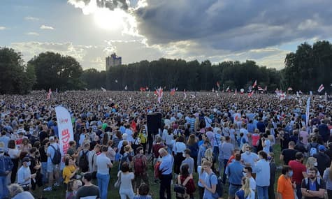 В Минске на митинг оппонентки Лукашенко пришли десятки тысяч людей, «вагнеровцев» не побоялись