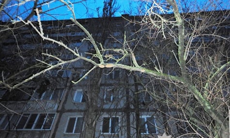 У Миколаєві 19-річна дівчина вистрибнула з вікна багатоповерхівки. Поліція каже, що її могли утримувати там