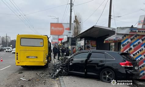 В Киеве столкнулись машины и автобус: погиб мужчина, который стоял на остановке