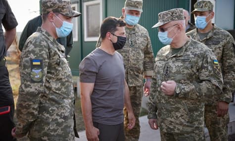 После Харькова Зеленский поехал на Донбасс — поел с солдатами борща и рисовой каши