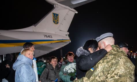 Обмін відбувся: звільнені з полону прилетіли до Києва (текстовий онлайн)