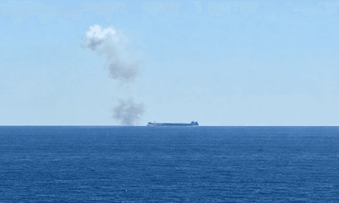 Пошкоджене внаслідок обстрілу судно в Чорному морі