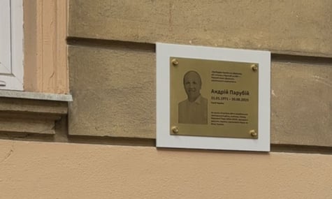 На місці вбивства Парубія у Львові відкрили меморіальну дошку