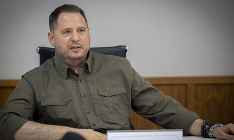 «Дзеркало тижня» стверджує, що Зеленського попередили про можливу підозру Єрмаку