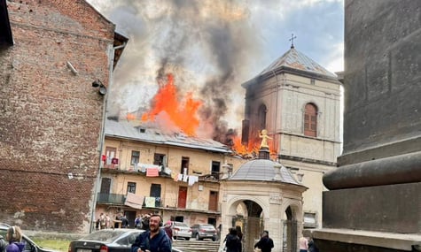 32 постраждалих. У Львові росіяни влучили в будинок у центрі міста, що є об’єктом Всесвітньої спадщини ЮНЕСКО (ДОПОВНЕНО)