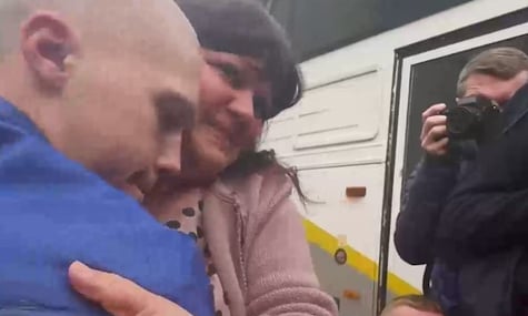 Мама військового, звільненого з полону, перевищила швидкість, поспішаючи до нього. Дізнавшись, поліція відпустила її