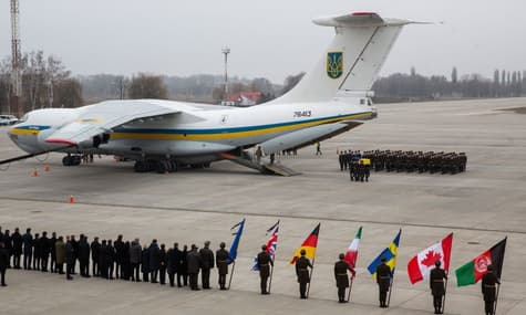Самолет с погибшими в катастрофе МАУ украинцами приземлился в Борисполе