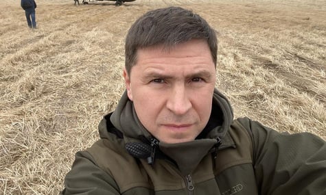 «Коли будете чути тривогу, знайте: Подоляк співпрацює з росіянами». СБУ закликали розслідувати «зраду національних інтересів» з боку радника ОП