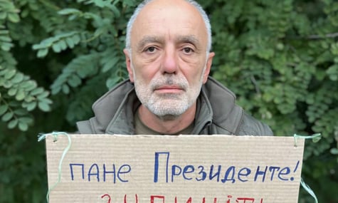 Військовий Юрій Касьянов заявив, що його підрозділ розформовують «за наказом Єрмака». Через це він хоче вийти на Майдан