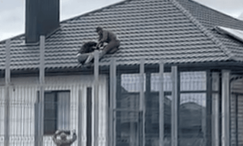 Хотіли допомогти спуститися. У Волинському ТЦК прокоментували відео з падінням чоловіка з даху приватного будинку