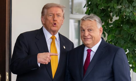 Президент США Дональд Трамп вітає прем'єр-міністра Угорщини Віктора Орбана під час його прибуття до Білого дому, 7 листопада 2025 року