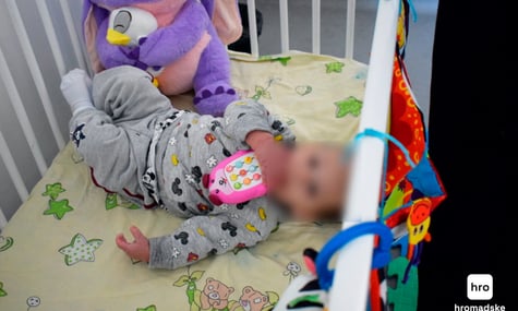 Покинутий у квартирі хлопчик пройшов тривалу реабілітацію. Його готова прийняти нова родина