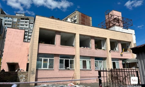 Побиті автівки та розтрощена амбулаторія. росіяни вдарили по Голосіївському району Києва