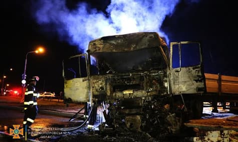 У Дніпропетровській області чотири вантажівки потрапили у ДТП, одна з них горіла