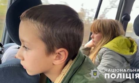 З Донеччини врятували осиротілих дітей. Їхній батько не погоджувався на евакуацію — і загинув через обстріли