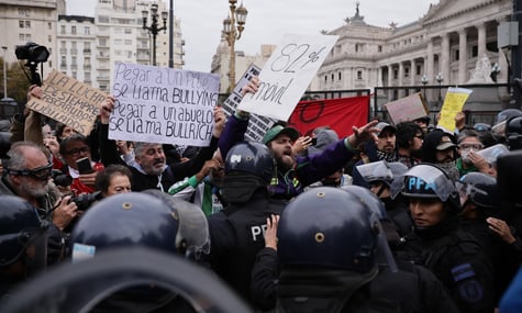 На протесті біля парламенту Аргентини постраждали десятки людей: вимагали підвищення пенсій